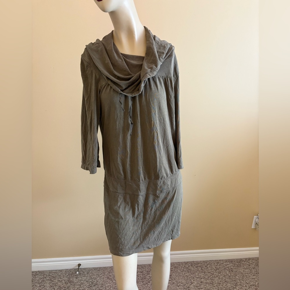 Lululemon olive green athletic dress with hood women’s size 10